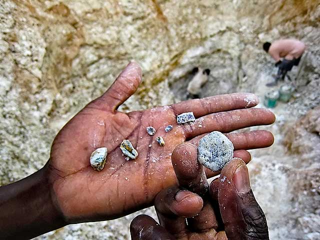 Straight from the ground, Songea sapphires are often coated with a clay crust. Ngembambili Amanimakoro, Songea. Lotus Gemology.