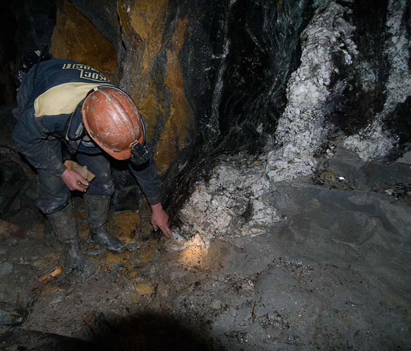 At Malysheva, emerald occurs in veins of phlogopite schist. Photo: Richard W. Hughes